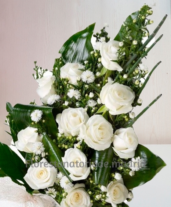 Ramo funerario de 12 rosas blancas