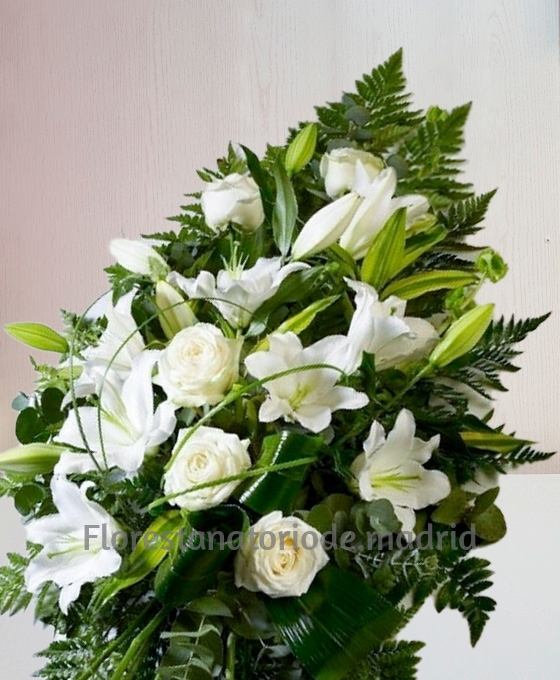 Ramo funerario de rosas y liliums blancas